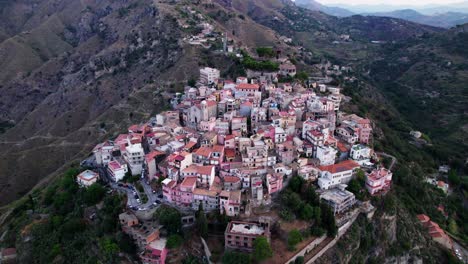 Volando-Sobre-La-Pequeña-Ciudad-De-Castelmola-Que-Se-Encuentra-Cerca-De-Taormina-Durante-La-Puesta-De-Sol-Con-Un-Dron