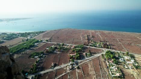 Luftdrohnenaufnahme,-Die-Zwischen-Felsen-Am-Strand-Von-San-Vito-Lo-Capo-Fliegt