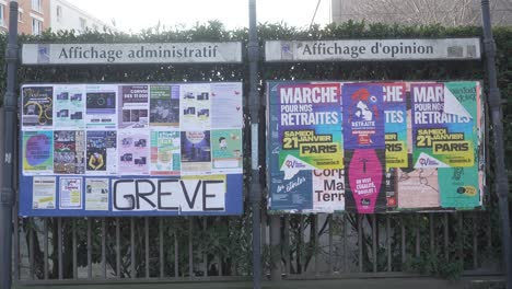 Muro-De-Anuncios-Y-Folletos-En-Las-Calles-De-París,-Francia.