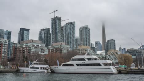 Timelapse-Del-Paseo-Marítimo-De-Toronto-Con-Yates-Atracados-Y-El-Horizonte-De-La-Ciudad-Envuelto-En-Niebla