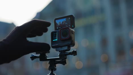 Usando-La-Cámara-De-Acción-Insta360-Ace-Pro-Para-Grabar-Videos-Selfie-Al-Aire-Libre-Con-Fondo-De-La-Ciudad