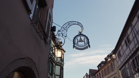 Plano-Panorámico-De-Un-Plato-Decorativo-Con-Puesta-De-Sol-En-El-Pueblo-Medieval-Francés-De-Kaysersberg,-Francia