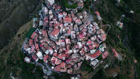 Toma-Superior-Hecha-Con-Un-Dron-Sobre-El-Casco-Antiguo-De-Castellmola,-Construido-En-La-Cima-De-Una-Colina-Cerca-De-Taormina.