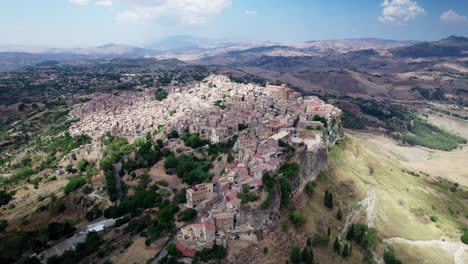 Drone-Volador-Cerca-Del-Casco-Antiguo-De-Calascibetta-En-Sicilia,-Que-Se-Encuentra-En-La-Cima-De-Una-Montaña