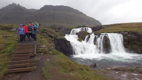 Touristen-Auf-Dem-Malerischen-Kirkjufellsfossar-In-Grundarfjörður,-Island-–-Weitwinkelaufnahme