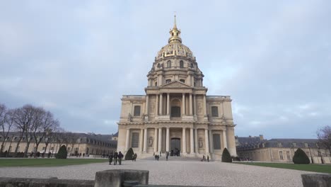 Weitwinkelaufnahme-Des-Dôme-Des-Invalides,-Außenansicht-Des-Gebäudes-An-Einem-Bewölkten-Tag-In-Paris