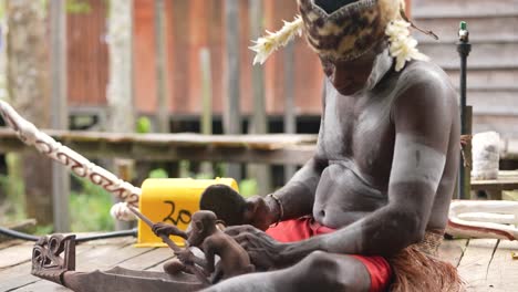 Niños-Adolescentes-Jugando-Y-Ancianos-Tallando-Estatuas-De-Madera-De-Asmat-Papú.