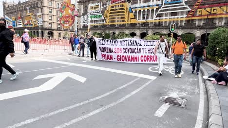 Toma-De-Una-Manifestación-Contra-La-Corrupción-En-El-Zócalo-Del-Centro-De-La-Ciudad-De-México.