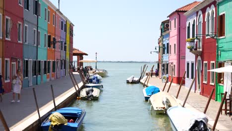 Zwei-Weibliche-Touristen-Schlendern-Am-Kanal-Und-An-Den-Bunten-Häusern-In-Burano-Entlang