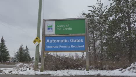 Folks-Of-The-Credit-Provincial-Park-During-Winter,-Establishing-Shot