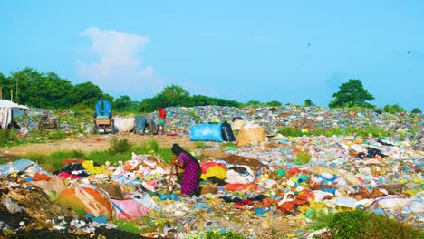 Trabajadoras-Forrajeando-Alrededor-Del-Vertedero-Ropa-Montón-De-Basura-Clasificación-De-Basura