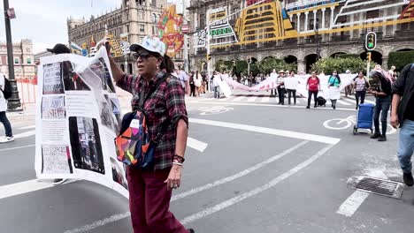 Toma-De-Una-Manifestación-En-El-Zócalo-De-La-Ciudad-De-México-Frente-Al-Palacio-Local.