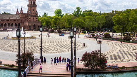 Gente-Ocupada-En-La-Histórica-Plaza-De-España-En-Un-Día-Soleado-En-Sevilla,-España