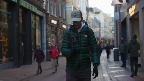 Turista-Masculino-Que-Documenta-Viajes-Con-Cámara-En-Estabilizador-De-Cardán-En-Amsterdam,-Países-Bajos