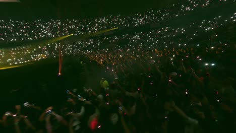 FPV-Drohnenflug-über-Die-Halle-Während-Eines-Musikkonzerts-Mit-Fans,-Die-Mit-Dem-Smartphone-Leuchten-–-Eladio-Carrion-Konzert-In-Santo-Domingo-Bei-Nacht