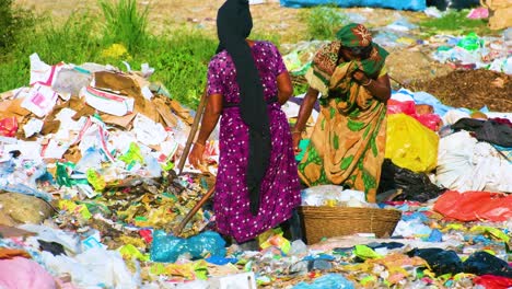 Trabajadora-Forrajeando-Alrededor-De-Vertederos-Clasificando-Ropa-Trapo-Montón-De-Basura