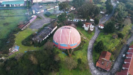 Vogelperspektive-Umlaufbahn-Um-Das-Zirkuszelt-Benposta-In-Ourense-Galicien-Spanien