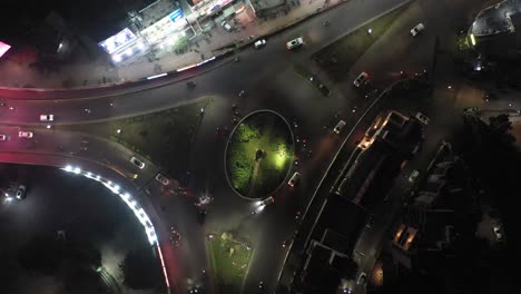 Vista-Aérea-De-Drones-De-Rajkot,-Muchos-Vehículos-Atraviesan-El-Círculo-Hasta-El-Puente