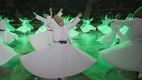 Sufi-wirbelnde-Derwische-Tanzen-In-Konya,-Türkei