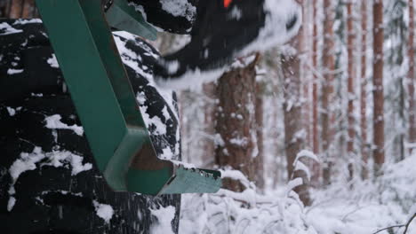 Primer-Plano-De-Zapatos-Cubiertos-De-Nieve-Subiendo-A-Un-Tractor-O-Maquinaria-Pesada