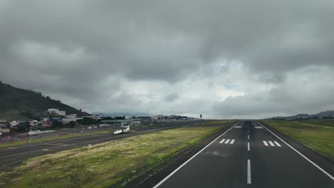 Fantastische-Luftaufnahme-Aus-Dem-Cockpit-Eines-Flugzeugs,-Das-An-Einem-Bewölkten-Nachmittag-Auf-Dem-Nordflughafen-Von-Teneriffa-Landet