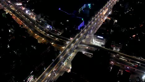 Vista-Aérea-De-Drones-De-Rajkot:-Lapso-De-Tiempo-De-Muchos-Edificios-Grandes-Y-Muchos-Vehículos-Que-Pasan-Por-El-Puente