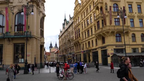 Straße-Rund-Um-Das-Gemeindehaus-Und-Den-Pulverturm-In-Prag,-Tschechische-Republik