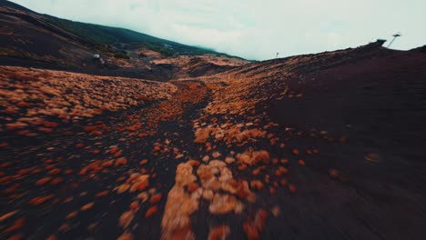 Drone-FPV-Volando-Rápido-En-El-Volcán-Etna-Cerca-Del-Suelo