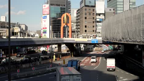 Vista-Desde-El-Puente-Peatonal-Elevado-En-Ueno-Del-Tráfico-Que-Pasa-Y-Andamios-Que-Cubren-La-Ruta-De-La-Autopista-Metropolitana-No