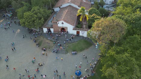 Vista-Aérea-Superior-De-La-Iglesia-De-San-Antonio-En-Un-Concurrido-Día-Turístico