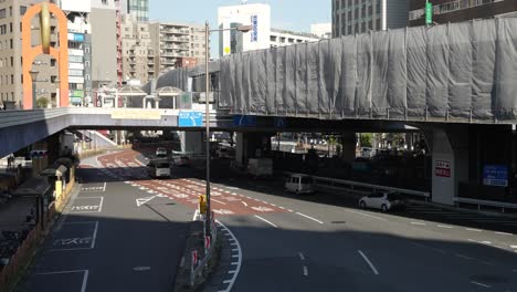 Blick-Von-Der-Überführung-Bei-Ueno-Auf-Den-Vorbeifahrenden-Verkehr-Und-Das-Gerüst,-Das-Die-Metropolitan-Expressway-Route-Nr.-Bedeckt