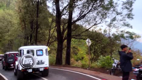 Jeep-SUV-Auto-Unterwegs-Auf-Dem-Mount-Bromo