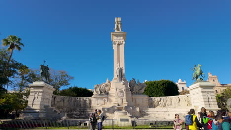 Monumentale-Säule-Und-Statuen-Auf-Einem-Historischen-Platz