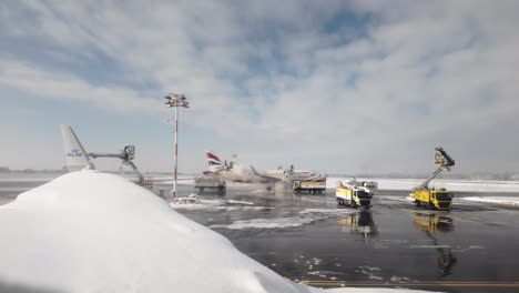 Enteisung---Flugzeug-Wird-Vor-Dem-Abflug-Enteist,-Gesehen-Vom-Flugzeugfenster-Beim-Start-Am-Flughafen-München