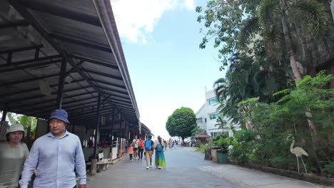 Vista-De-La-Calle-Que-Conduce-Al-Gran-Buda-En-Phuket,-Tailandia