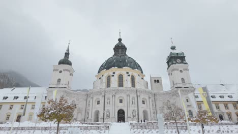 Fassade-Des-Klosters-Ettal-Im-Verschneiten-Winter-In-Der-Nähe-Von-Oberammergau,-Deutschland