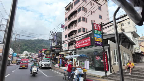 Blick-Auf-Straßen-Und-Verkehr-Von-Einem-Tuk-Tuk-In-Patong,-Phuket,-Thailand