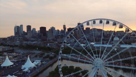 Vista-Aérea-Al-Atardecer-De-La-Noria-En-El-Viejo-Montreal-Y-El-Horizonte-De-La-Ciudad