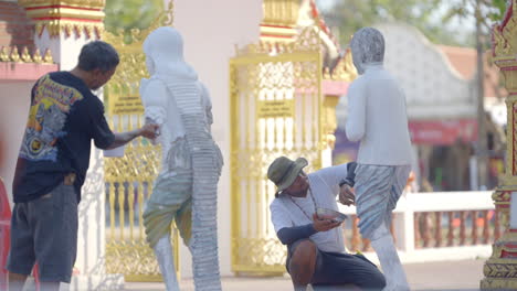 Bildhauer-Arbeiten-An-Skulpturen-Im-Wat-Chalong-Tempel-In-Phuket,-Thailand