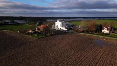 Cervecería-De-Cerveza-Blanca-Hertog-Jan-A-La-Luz-Del-Sol-En-Medio-De-Campos-De-Arcilla-Pantanosos-Drone