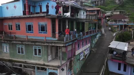 Drohnenpiloten-Fliegen-Drohnen-In-Nepal-Van-Java,-Einem-Touristendorf-An-Den-Hängen-Des-Mount-Sumbing,-Magelang,-Zentraljava