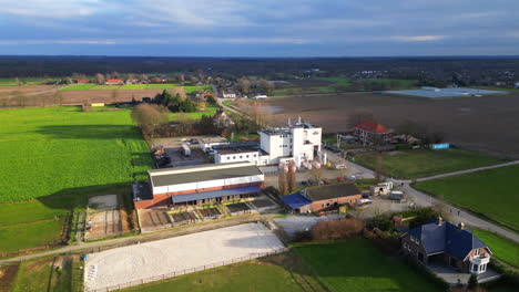 Drohnen-Umlaufbahn-Um-Niederländische-Bierbrauerei-In-Der-Landschaft-Limburgs-In-Den-Niederlanden