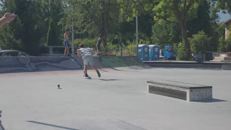 Stunt-Scooter-Fahrer-Führen-Einen-180-Grad-Tail-Whip-Spin-Vom-Skatepark-Vorsprung-Aus