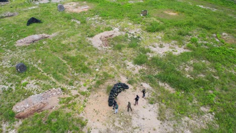 Vista-Aérea-Del-Equipo-De-Airsoft-En-La-Posición-Base-Listo-Para-Correr-Y-Atacar-Al-Enemigo.