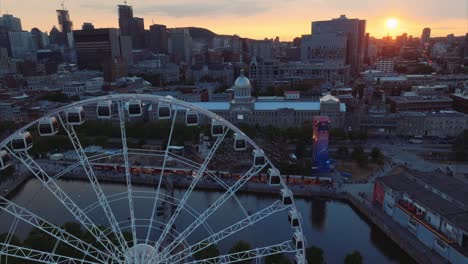 Leuchtend-Orangefarbener-Sonnenuntergang-Hinter-Der-Skyline-Von-Montreal,-Kanada