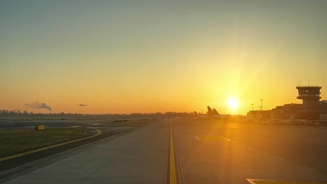 Escena-Del-Aeropuerto-Mientras-Se-Grava-La-Salida-Del-Aeropuerto-De-Bolonia,-Italia,-Filmada-Al-Amanecer,-Vista-Por-Los-Pilotos