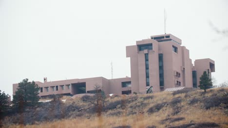 Edificio-Del-Centro-Nacional-De-Investigación-Atmosférica-En-Boulder,-Colorado