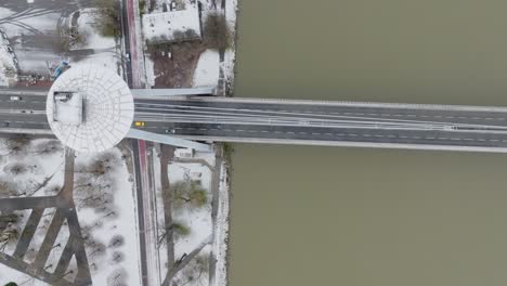 Vista-Aérea-De-Drones-De-Arriba-Hacia-Abajo-Del-Taxi-Amarillo-En-El-Puente-Snp-Sobre-El-Río-Danubio