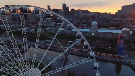 El-Respaldo-Del-Dron-Revela-Una-Amplia-Vista-Del-Atardecer-Del-Antiguo-Horizonte-De-Montreal-Al-Atardecer-Y-La-Grande-Roue