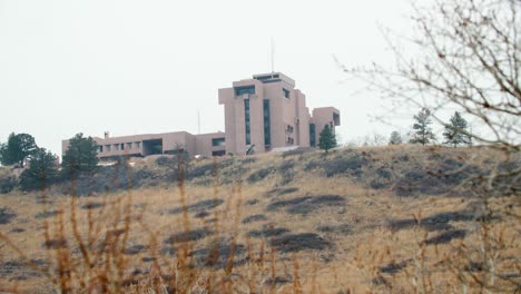 Landschaftsansicht-Des-Nationalen-Zentrums-Für-Atmosphärenforschung-In-Boulder,-Colorado